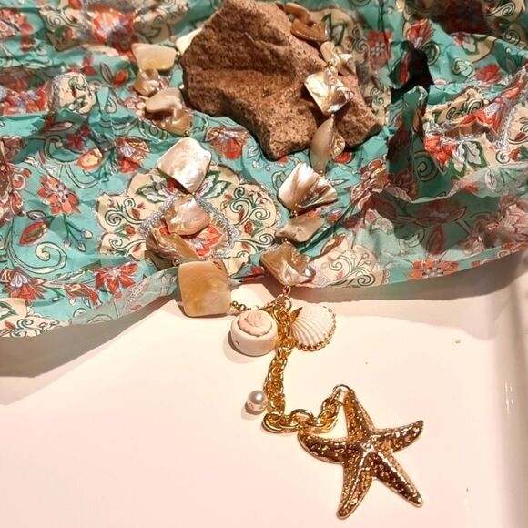 New ANTHRO Seashell Necklace - Picture 2 of 8